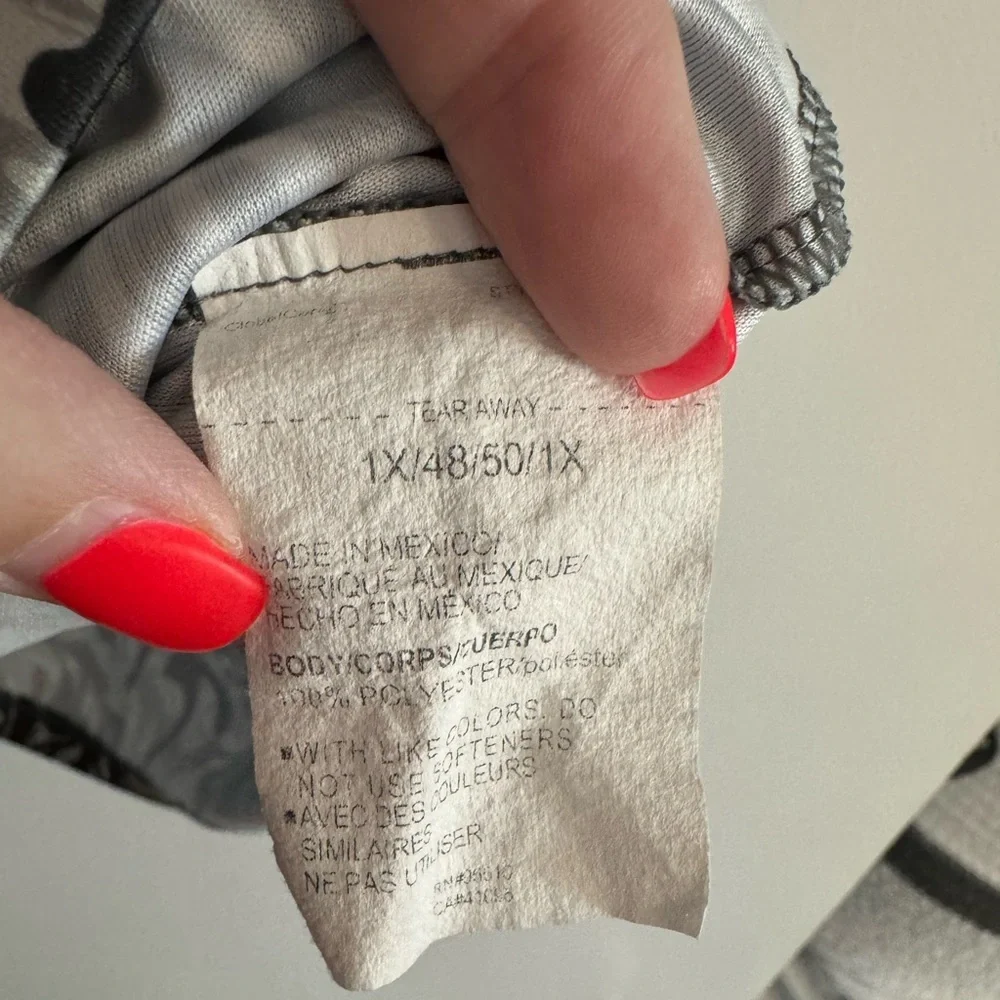 Under Armor Women’s 1X Black, Gray, White Print Shirt - Picture 5 of 10